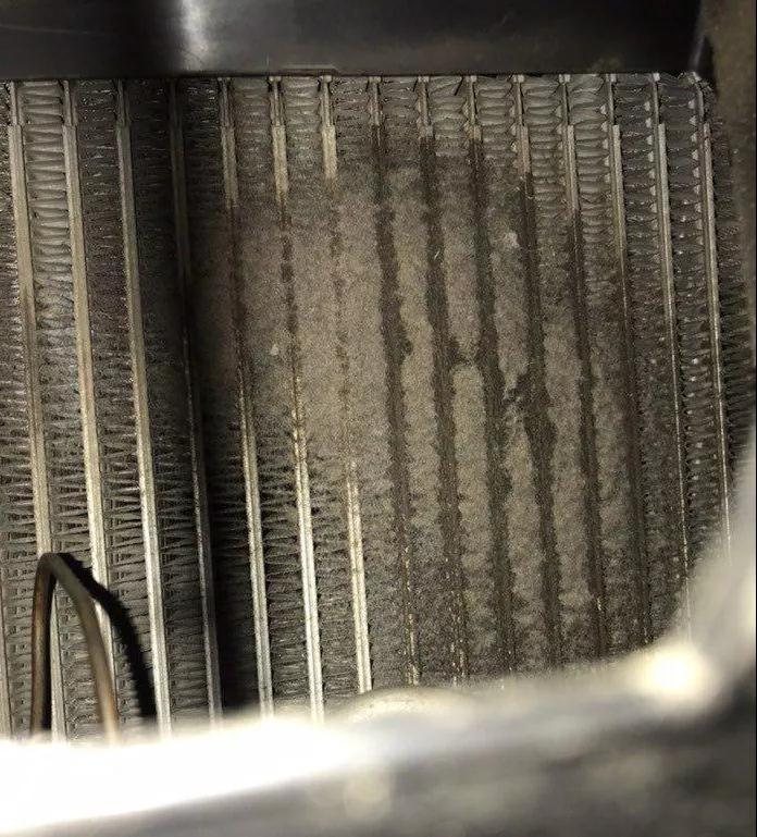 需要清洗的空調(diào)蒸發(fā)箱2