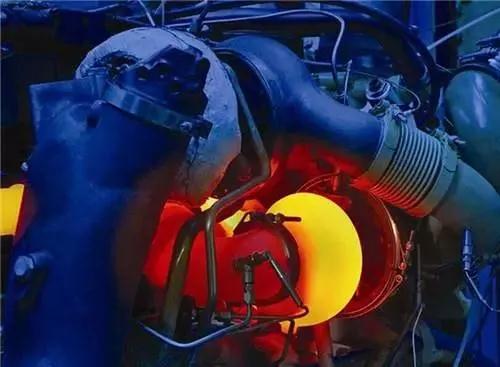 工作中的發(fā)動(dòng)機(jī)引擎